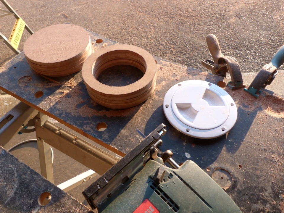 Je finis la journ&eacute;e en pr&eacute;parant les rehausseurs des trappes de visite de 4 pouces des r&eacute;servoirs de ballast, qui seront fix&eacute;es &agrave; l'arri&egrave;re des planchers du cockpit central. Chacun des ces "mille-feuilles" fera 45 mm de haut, soit 5 couches de contreplaqu&eacute; okoum&eacute; de 9 mm (le seul okoum&eacute; du bateau, tout le reste est en contreplaqu&eacute; makor&eacute;, ou en sapelli massif, voire en pin). 