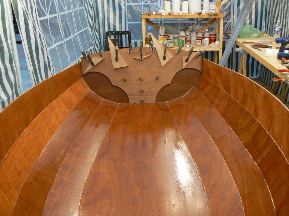 Retour à l'endroit pour le collage du renfort intérieur de tableau. Le renfort est découpé dans le même CP 12 mm : on passe donc à 24 mm. 