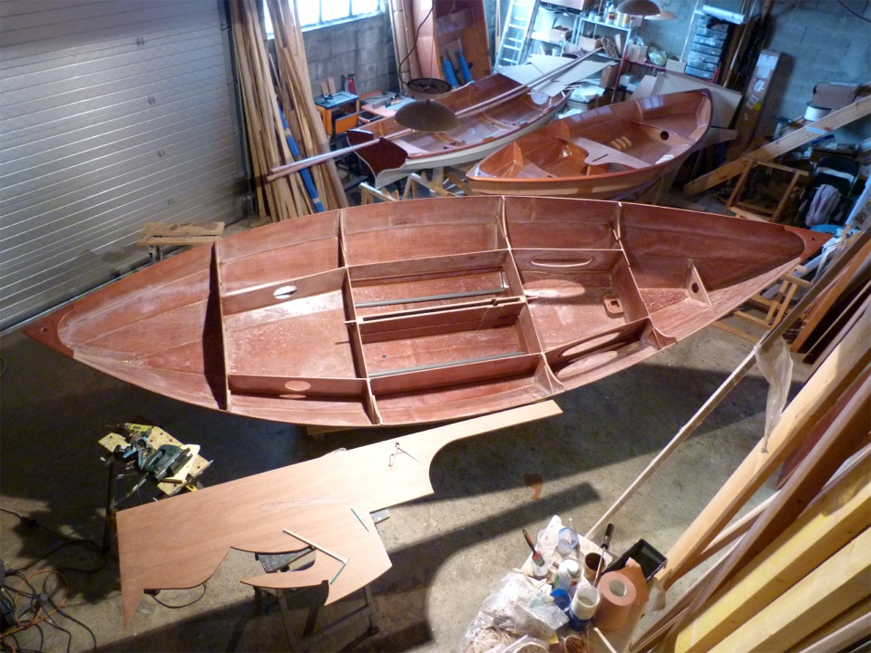 J'ai de nouveau pench&eacute; la coque pour revenir sur les renforts lat&eacute;raux entre le pied de m&acirc;t et l'&eacute;tambrai, que je renonce finalement &agrave; installer maintenant, je pr&eacute;f&egrave;re attendre les premiers essais avant de d&eacute;cider de ce qui sera utile.