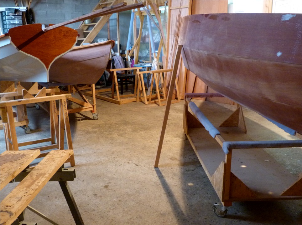 En effet, voici le v&eacute;ritable int&eacute;r&ecirc;t des coques &agrave; clin, n'&eacute;coutez pas tout ce qu'on vous raconte sur leur l&eacute;g&egrave;ret&eacute;, leur simplicit&eacute; ou encore leur &eacute;l&eacute;gance... Leur int&eacute;r&ecirc;t r&eacute;el est la possibilit&eacute; de les caler en position inclin&eacute;e en coin&ccedil;ant un simple tasseau sous un clin. 