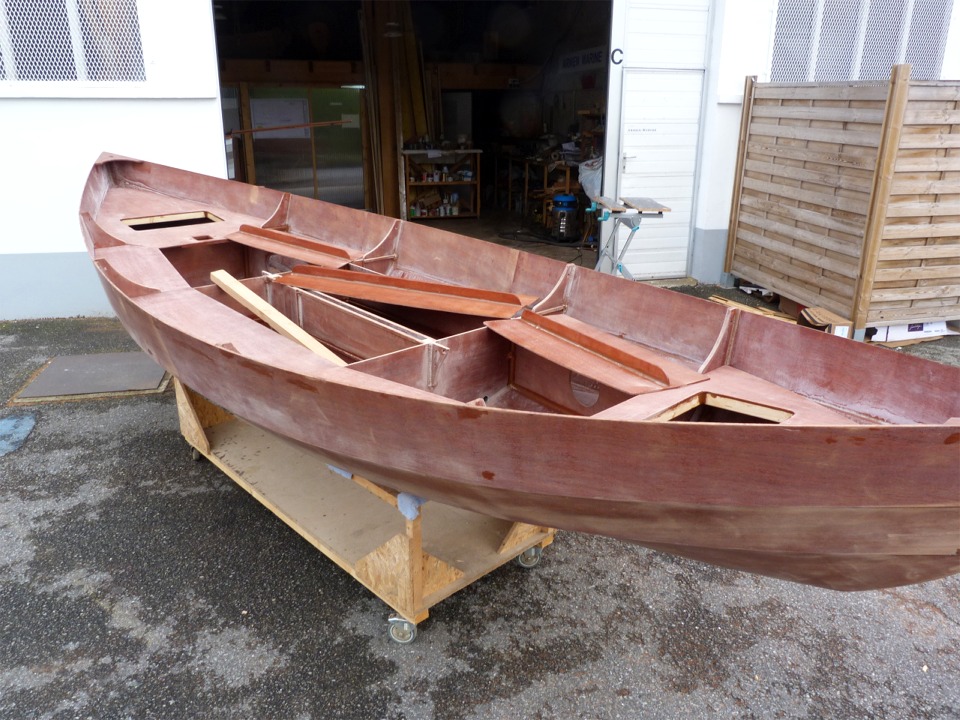 Je ressors la coque pour v&eacute;rifier l'ajustement des diff&eacute;rentes pi&egrave;ces de pontage. Les dessus de caissons lat&eacute;raux tribord sont &agrave; l'envers, ce qui d&eacute;voile les raidisseurs que j'ai coll&eacute;s en-dessous. 