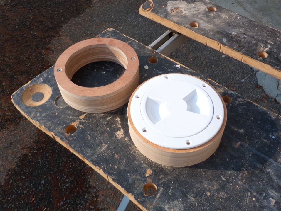 Finition des "mille-feuilles" des trappes de visite du ballast. Les couches sont viss&eacute;es les unes aux autres, et seront prochainement coll&eacute;es &agrave; l'&eacute;poxy charg&eacute;e, en plus des vis. 