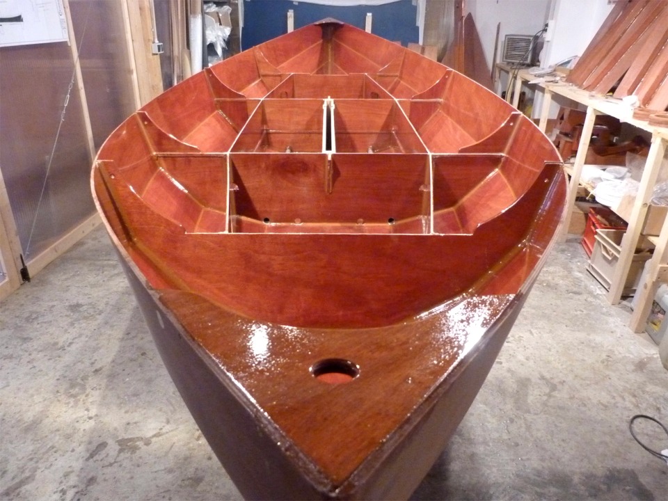 Je viens de passer au rouleau une couche d'&eacute;poxy sur l'ensemble de la surface int&eacute;rieure de "Gandalf". 