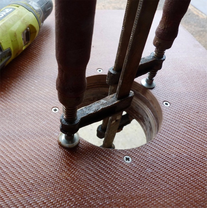 Le "mille-feuilles" sera fix&eacute; par 4 vis inox de 4x40, en plus du collage &agrave; l'&eacute;poxy. 