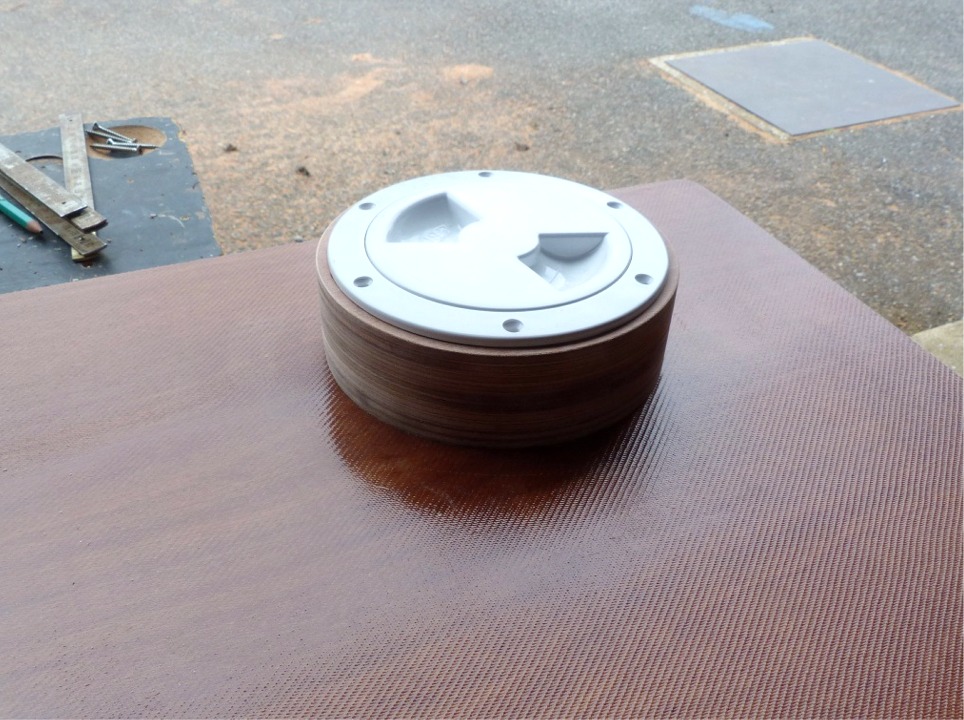 Et voil&agrave; ce que cela donne. Je rappelle pour ceux qui ne suivent pas que cette trappe servira &agrave; acc&eacute;der au nable de remplissage/vidange du r&eacute;servoir de ballast. Les 45 mm de surplomb devraient permettre de l'ouvrir sans inonder le bateau (la face inf&eacute;rieure de ce plancher sera en principe au niveau de la flottaison en charge). Si n&eacute;cessaire, je pourrai ajouter de nouvelles couches &agrave; ce mille-feuilles. 