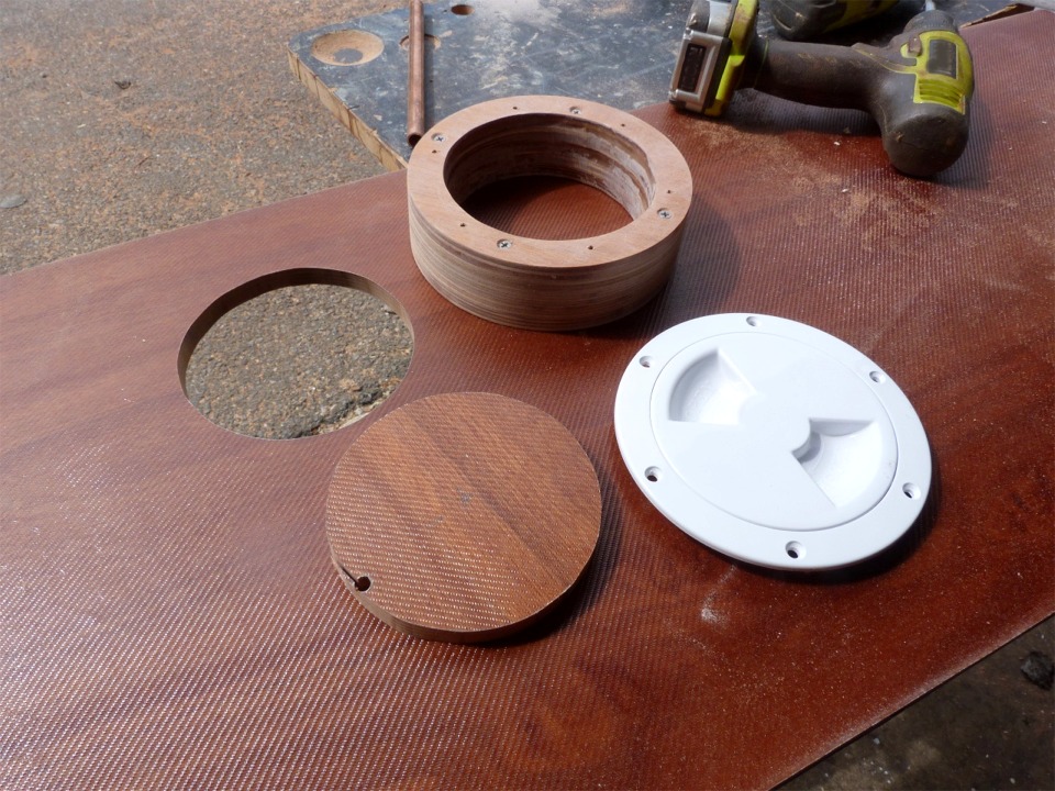 D&eacute;coupe du plancher tribord pour le "mille-feuilles". 