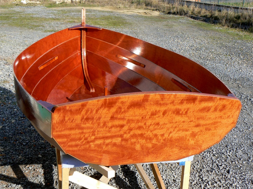 Je profite d'une belle journée ensoleillée (il gelait ce matin, mais avec le soleil, ça va bien !) pour poncer en plein air et passer une couche d'imprégnation époxy sur tout l'intérieur. La coque retournera ensuite au chaud pour amorcer la polymérisation. 