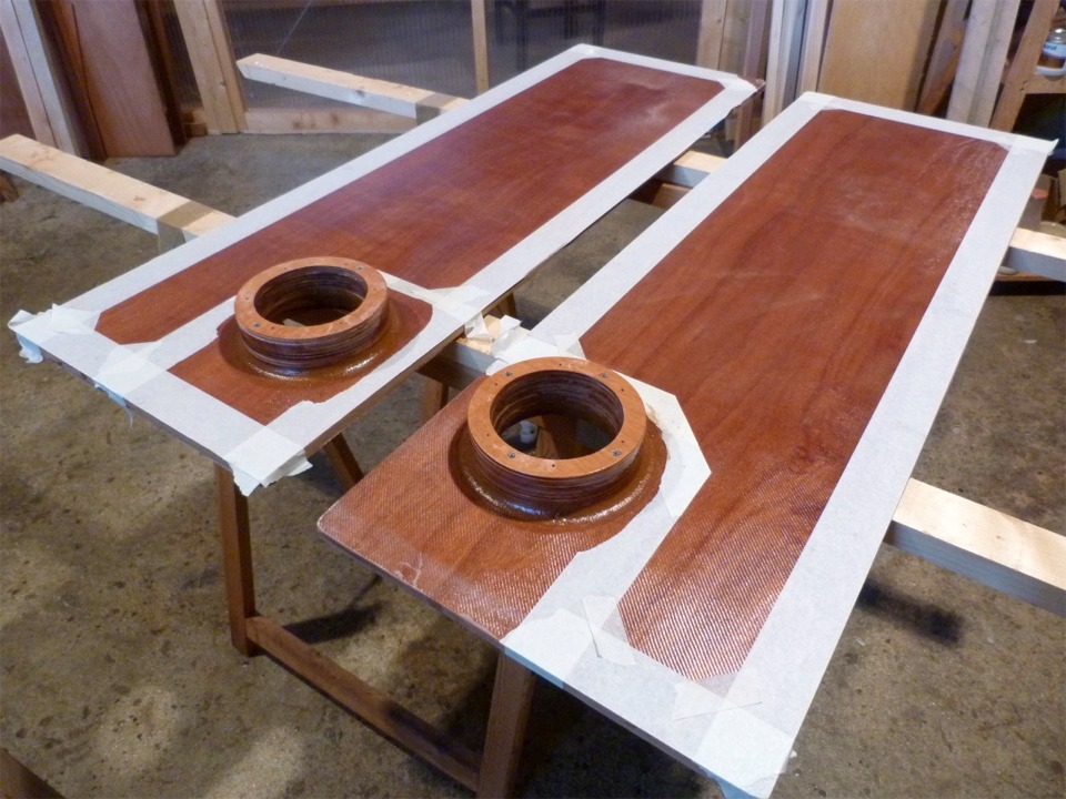 Et re-idem pour les planchers du cockpit central, sur lesquels je viens de coller les "mille-feuilles", avec un petit joint-cong&eacute; tr&egrave;s seyant. 