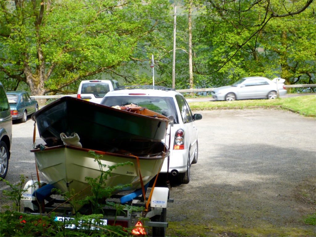 Point n'est besoin d'une puissante limousine pour remorquer deux Skerry : la coque seule pèse 45 kg et le bateau Gréé voisine les 60 kg. 