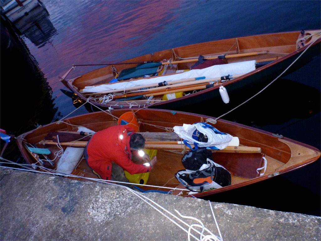 Légende de Didier : « mise à l'eau tardive grâce à la grue de la péniche d'accompagnement, préparation des bateaux et camping à Corpach, écluse canal/Mer du Nord (nous avons manqué la première manche de l'après midi en raison de notre arrivée tardive) ».