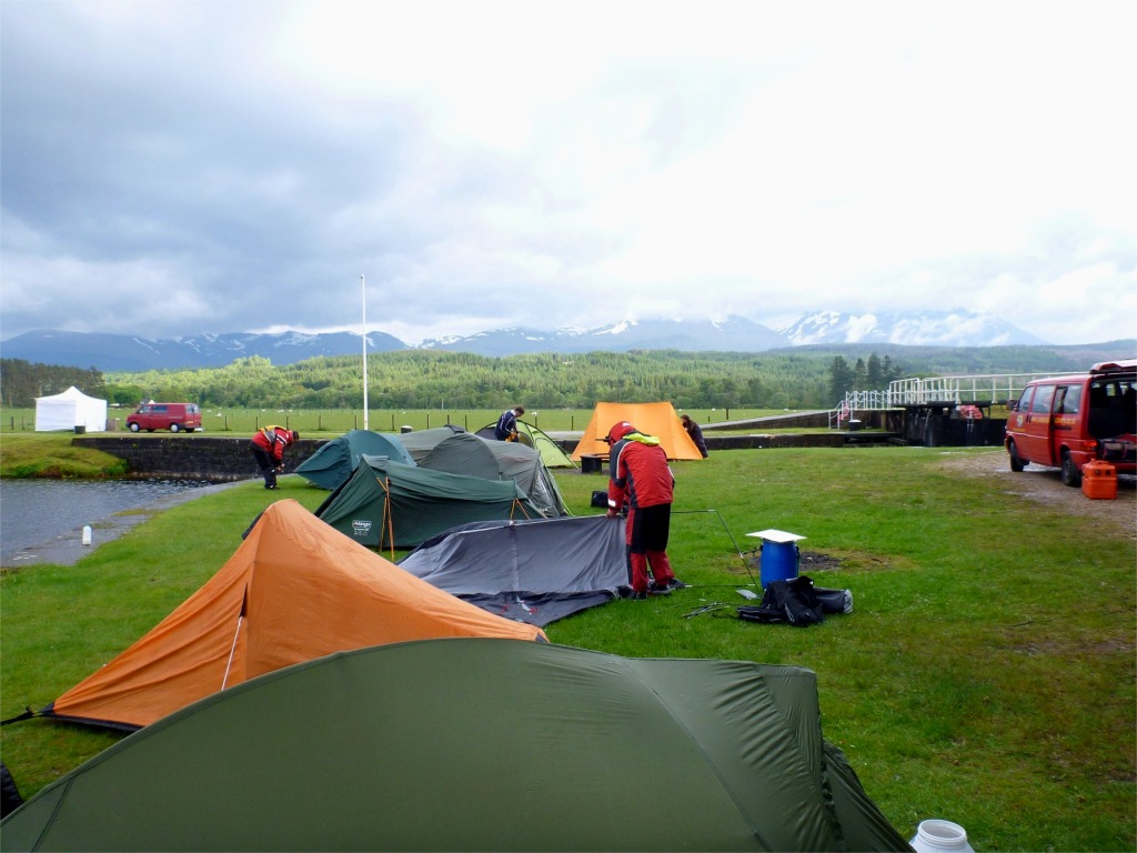 Camping sous la pluie, ça fait presque envie ! Didier écrit : « trois jours de pluie ; un jour gris ; deux jours de soleil ». Notez les névés sur les sommets à l'arrière-plan. 