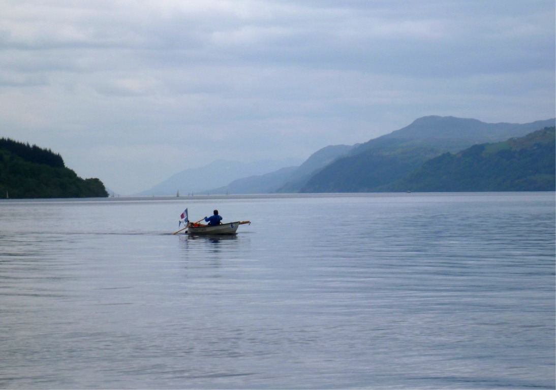 Reprise des photos de Jean-David. Légende de Didier : « Deuxième course sur le loch Ness, peu de vent et de face. Jean David , premier, m'attend et fait cette photo ; les deux Skerry termineront cette 8ème manche avec 20 mn d'avance sur le troisième. Sur 10 régates, Chasse Marée en fera deux uniquement à la voile, Piff en fera cinq, dont celle couvrant la moitié du Loch Ness (force 5 à 6 - 5h30 à 6h de louvoyage). L'aviron est plus rapide quand il faut louvoyer par vent faible (même longtemps, trois à quatre heures, et même avec un siège fixe) »... 