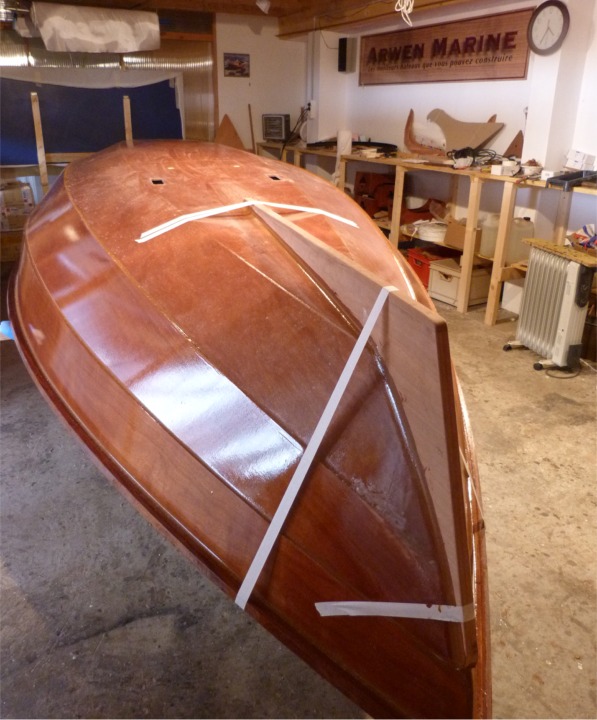 Et je colle le skeg. J'ai pr&eacute;vu d'ajouter des fausses quilles lat&eacute;rales, juste &agrave; l'int&eacute;rieur des ouvertures des vide-vite, mais je ne suis pas s&ucirc;r d'avoir le temps de le faire avant le lancement de "Gandalf" ce samedi. Sinon, il sera bien temps de le faire dans quelques semaines. 