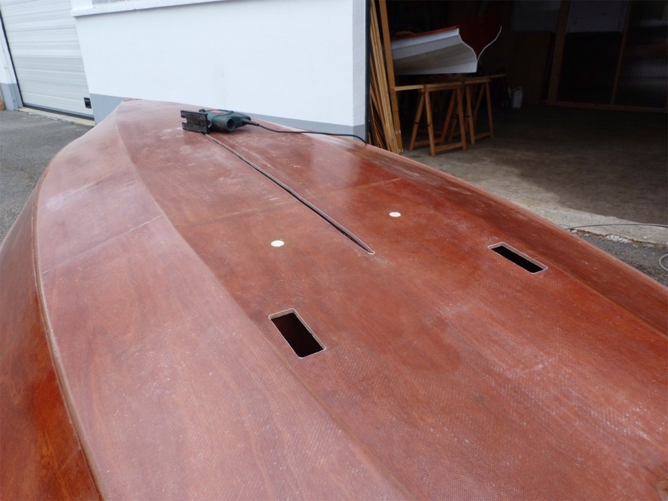 Le Grand Skerry "Gandalf" sera-t-il prêt pour être lancé le 28 avril au rassemblement du Lac d'Orient ? Je suis arrivé à la toujours traumatique étape de l'ouverture du puits de dérive. J'ai commencé par faire deux trous à la perceuse, à chaque extrémité de la fente, puis par relier ces trous à la scie sauteuse, en me laissant une bonne marge de sécurité en largeur. 