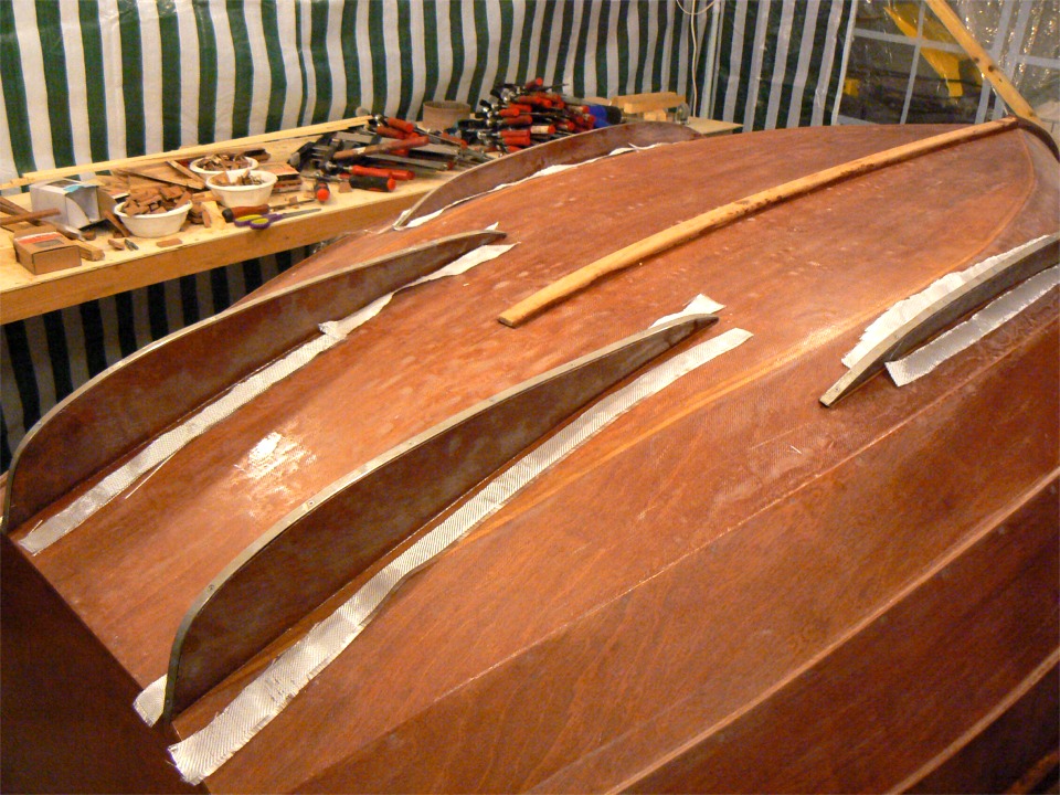 Préparation des bandes de tissu de verre qui renforceront les joints-congés latéraux des quilles.