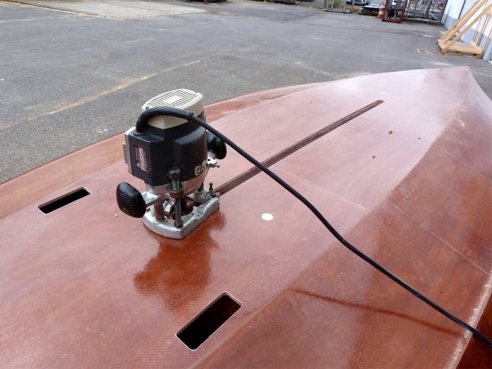 C'est à la défonceuse, avec une fraise droite à guide, que j'élargis cette fente pour rejoindre les parois intérieures du puits de dérive. 