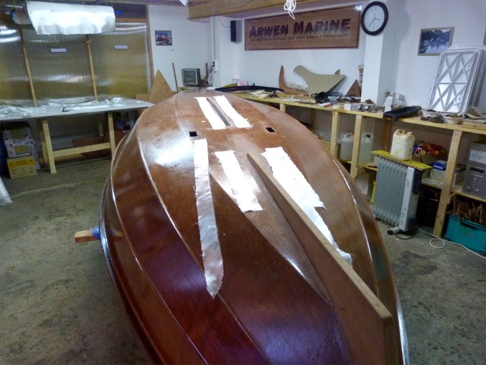 Retour au chaud en vue de la stratification de bandes de renfort sur les arêtes de l'ouvertutre du puits de dérive et sur les cotés du skeg. 