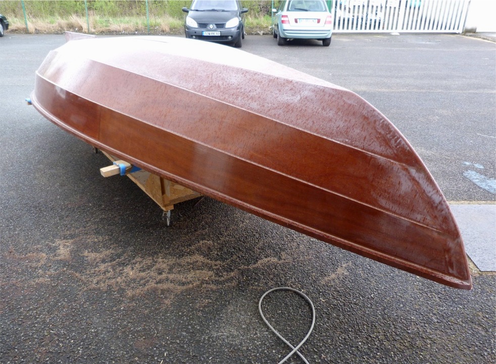 Le lendemain, je sors "Gandalf" pour un pon&ccedil;age g&eacute;n&eacute;ral avant la derni&egrave;re couche d'&eacute;poxy, mais je suis constamment interrompu par les averses : impossible de poncer sous la pluie, le papier de verre est aussit&ocirc;t colmat&eacute; par l'&eacute;poxy pulv&eacute;ris&eacute;e et li&eacute;e par l'eau. 