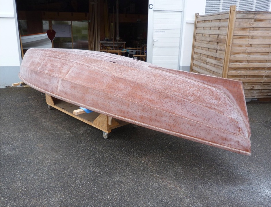 Je suis finalement arriv&eacute; &agrave; tout poncer, et maintenant, je me moque qu'il pleuve sur la coque. Au contraire, va-y, pleus dessus autant que tu voudras ! Il s'agit maintenant de d&eacute;poussi&eacute;rer et j'aurais de toute fa&ccedil;on termin&eacute; par un rin&ccedil;age &agrave; grande eau ! 