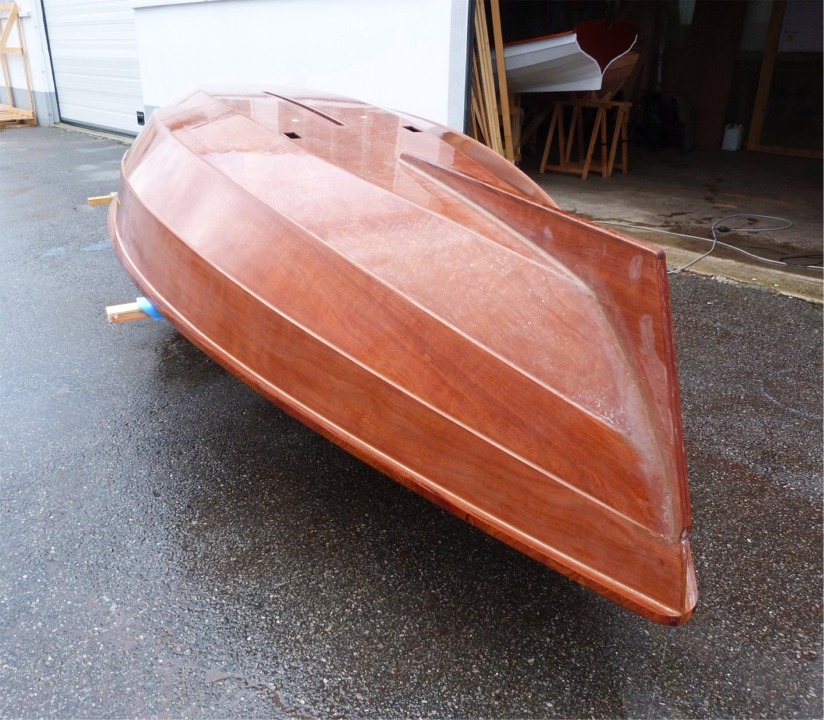 Voila qui est fait, le "mouillé" montre le bois tel qu'il sera sous le vernis. 