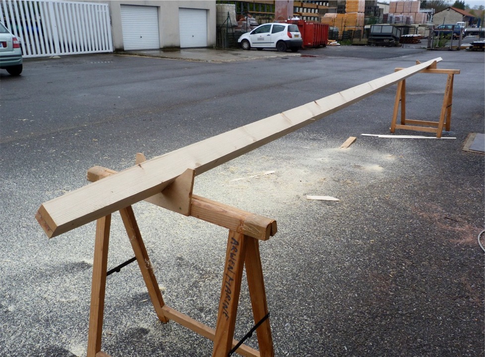 Mais je continue de jouer &agrave; cache-cache (&agrave; mon age !) avec les averses pour le sciage puis le rabotage du m&acirc;t. Ici, je vais commencer &agrave; cr&eacute;er 4 nouvelles faces sur les 4 arr&ecirc;tes. J'esquisserai ensuite 8 nouvelles facettes, puis je passerai &agrave; la ponceuse pour arrondir l'espar. 