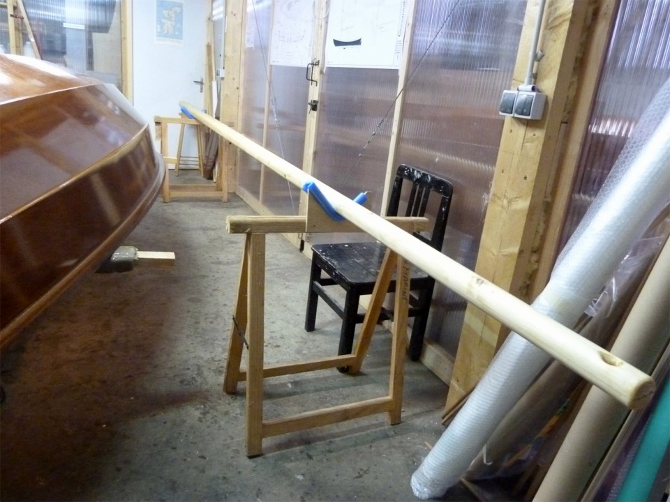 J'ai rentré le mât pour passer dessus une première couche d'imprégnation époxy (j'en passerai une seconde après un ponçage, puis je vernirai afin de protéger l'époxy des UV). 