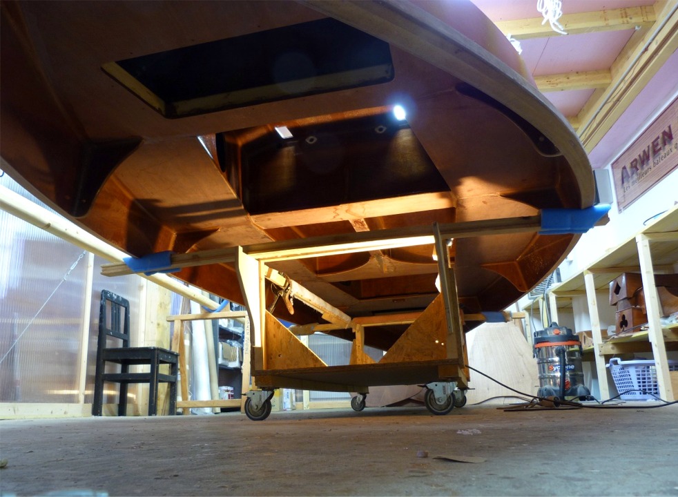 J'ai passé quelques heures intéressantes à ramper sous la coque à faire les joints-congés dans les angles entre les flancs des caissons et les dessus des caissons, ainsi qu'à l'intérieur des grands caissons avant et arrière, afin de renforcer le joint-congé déjà fait par l'extérieur. 