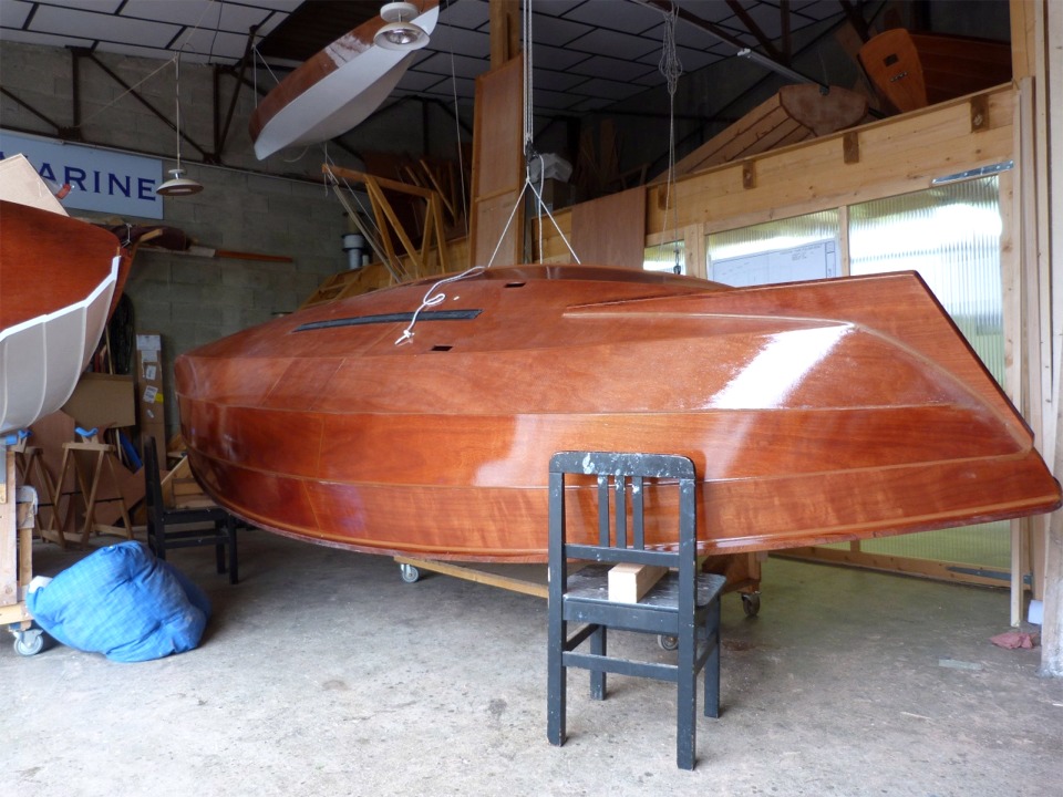 Je lève progressivement en essayant de prévoir comment la coque va se positionner en fonction du changement d'angle. Le matelas bleu à gauche est prêt à amortir le contact avec le sol, dès que je saurai où le placer. 