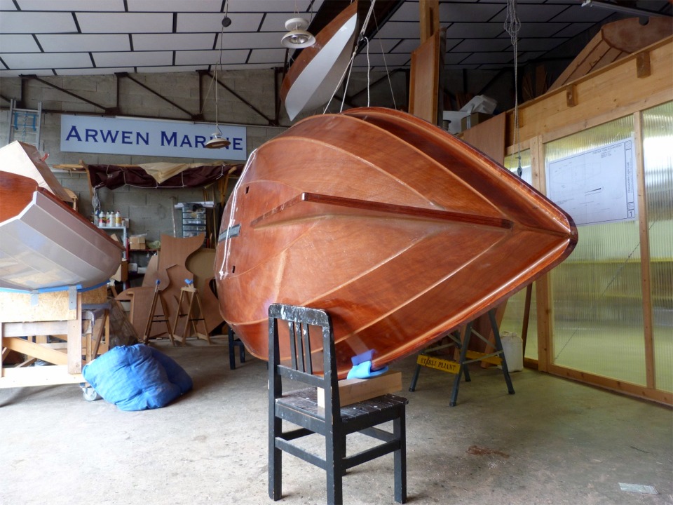 Peu après cet angle, la coque a glissé soudainement des chaises et s'est trouvée totalement suspendue. Personne n'a été blessé... 