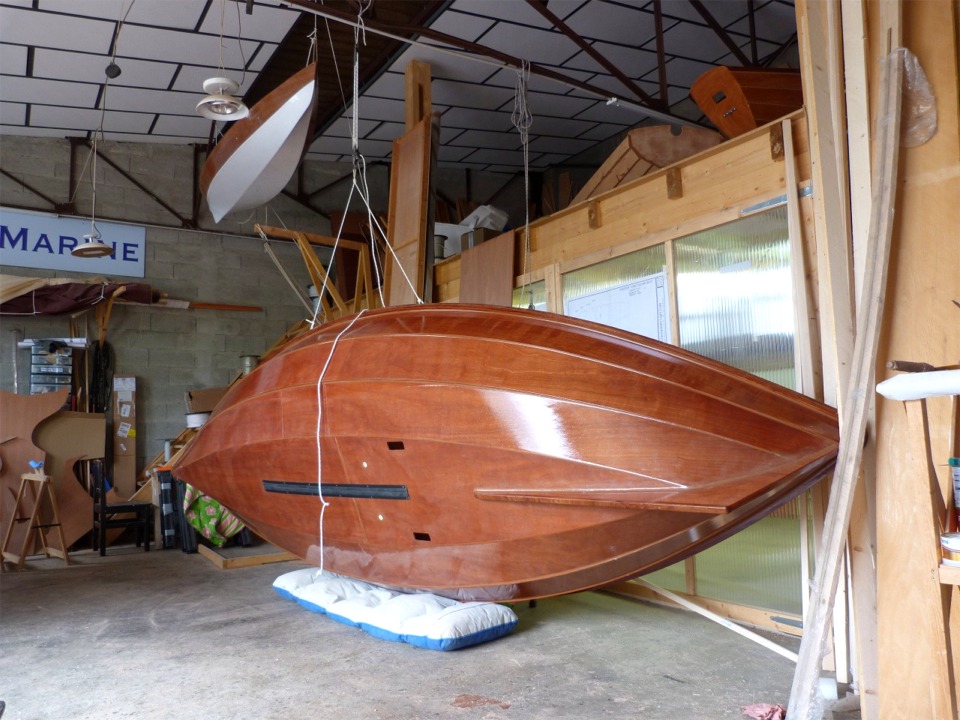 J'ai positionné le matelas sous le carreau et je commence à laisser filer le palan afin de poser le coque. 