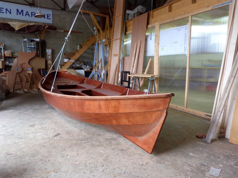 Et voici "Gandalf" sur ses pieds, ou plutôt sur des cales posées au sol. Je ferai tout de même de nouveau appel à mes voisins plombiers pour reposer "Gandalf" sur le chariot, car il est un peu compliqué de la soulever avec un seul palan : j'en gréerai plusieurs pour la prochaine maneuvre ! 