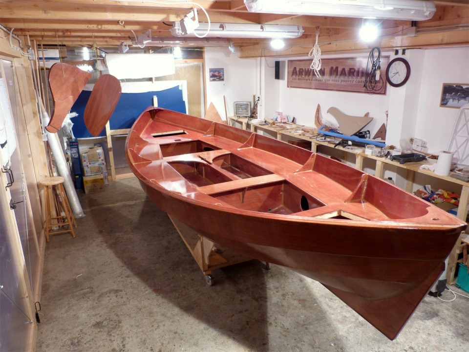 J'ai passé une grande partie de l'après-midi à poncer l'intérieur du carreau et les sièges en jouant au chat et à la souris avec les averses (et je vous fais grâce des photos), puis le termine la journée en passant la dernière couche d'époxy sur l'intérieur. J'ai aussi passé une couche d'imprégnation sur le gouvernail et son safran, que l'on aperçoit accrochés à gauche. 