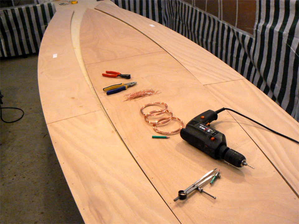 Début de la suture de la sole et des 2 galbords du Skerry. J'ai déjà découpé un des 4 rouleaux de fil de cuivre pour faire les sutures de 8 cm de long. 