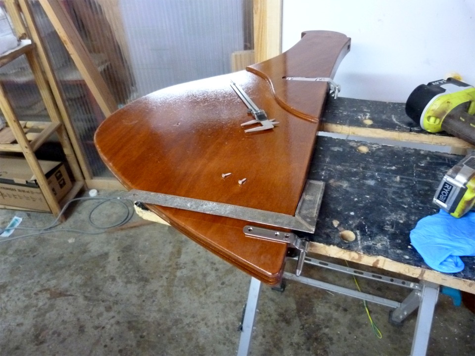 Montage des aiguillots sur le gouvernail. J'ai du repercer celui du bas car les premiers trous étaient trop avancés, celui du haut étant d'un modèle différent, plus large et plus long. 