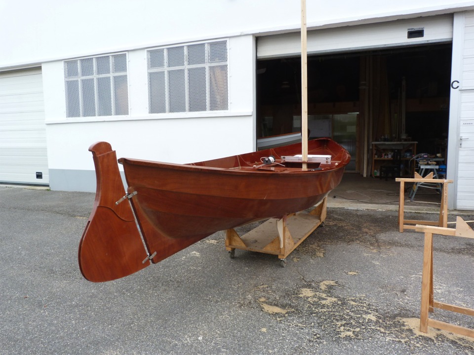 Voila le gouvernail en place. J'ai aussi mâté afin d'ajuster l'épaisseur des cales de pied et d'étambrai. En effet, je colle toujours des cales en contreplaqué dur à ces endroits de forte contrainte afin d'éviter que le sapin (ou similaire), bois tendre, ne soit "poinçonné" par la forte pression très localisée. Ces cales sont taillées en biseau de sorte que le mât soit calé juste lorsqu'il est à fond, et qu'il soit ainsi plus facile de l'extraire pour démâter. 