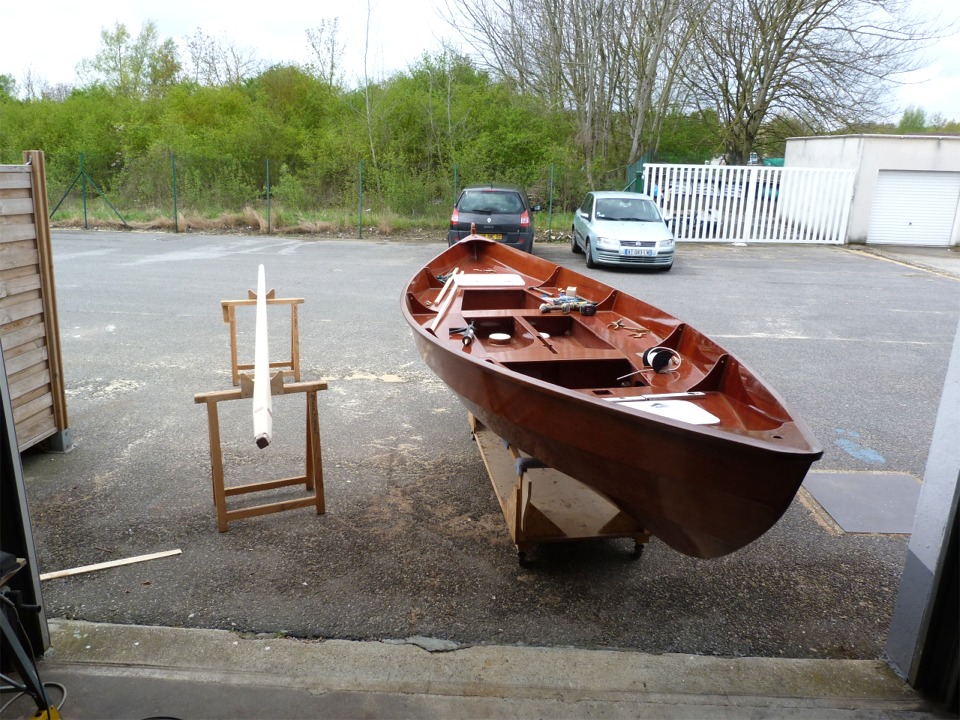 J'ai mâté et démâté une bonne douzaine de fois afin d'arriver au bon réglage à l'étambrai et au pied. L'ajustage est réalisé à la ponceuse à bande : les cales collées sur le mât à l'époxy sont un peu plus grosses que nécessaire, et je les affine à la ponceuse en fonction de l'ajustage à l'ouverture de l'étambrai et du pied de mât, mais aussi en fonction du réglage de la quête (longitudinale) et de la verticalité en latéral. Cela permet de rattraper un éventuel (mais léger) défaut de positionnement de l'étambrai par rapport au pied (ou vice-versa). 