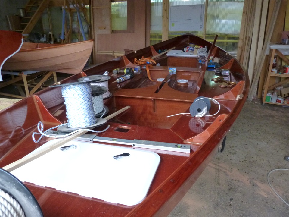 Et je pose l'accastillage minimum, sachant que je devrai tout démonter de nouveau pour vernir, car pour l'instant, Gandalf est "brut d'époxy" : tout le bois est couvert de deux couches d'époxy au minimum, afin de le renforcer et de l'isoler de l'extérieur, mais l'époxy devra être peinte ou vernie pour la protéger des UV. J'ai fini le travail ce vendredi soir par la réalisation d'une barre franche temporaire, car je n'avais pas eu le temps de tailler la barre courbée définitive...