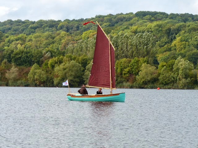 J'embarque mon épouse pour la suite des essais. L'expression est "un temps de demoiselle", je ne crois pas que l'on dise "un temps de dame" ou encore "un temps d'épouse"... Je constate chez la plupart de mes clients (et néanmoins amis) que la navigation sur nos petits bateaux est un goût plutôt masculin et peu de compagnes partagent notre passion souvent humide et froide. 