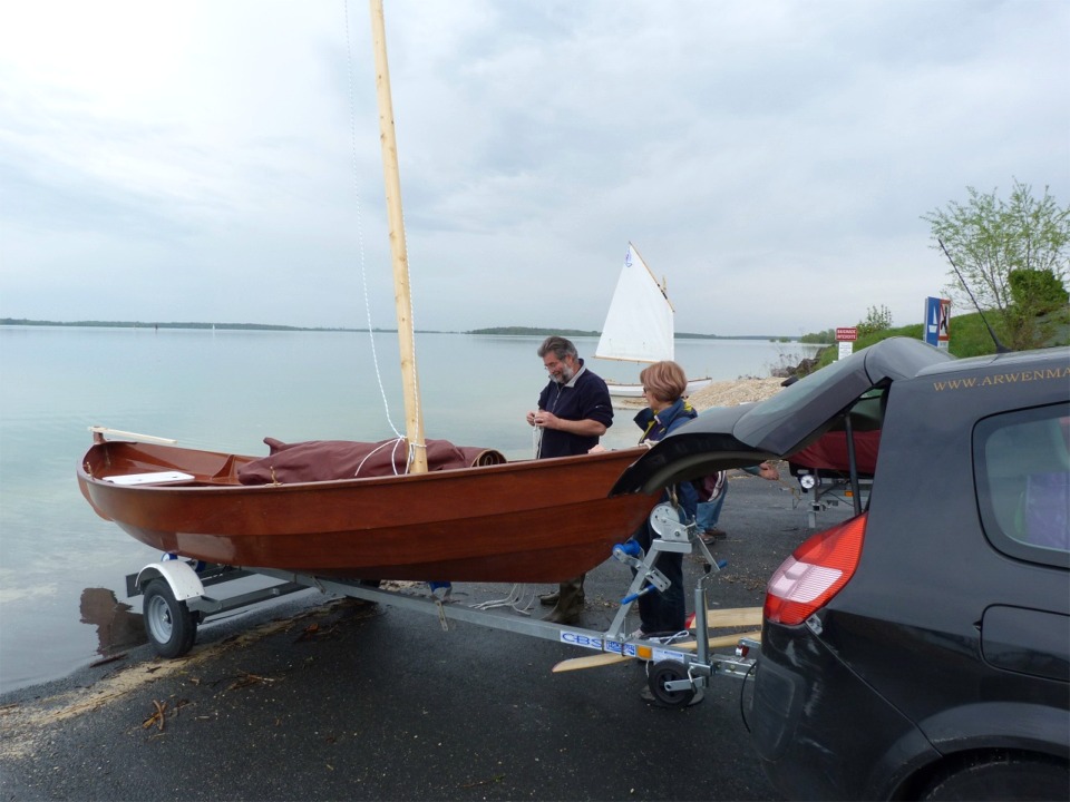 Arrivée sur la luxueuse cale de mise à l'eau du Mesnil-Saint-Père : je finis de tailler drisse, écoute et autres bouts avant le grand moment... 