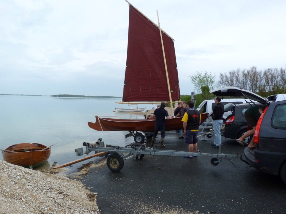 Mes préparatifs sont ralentis par les salutations et retrouvailles concomitantes à l'arrivée continuelle de participants. Sur les 21 bateaux prévus, seuls trois manquent à l'appel (mais leurs équipages sont bien là : Piejo a un problème de dérive, Babyole a un problème de luxation sur son skipper, et je me suis déjà excusé pour l'absence du Jimmy Skiff. 