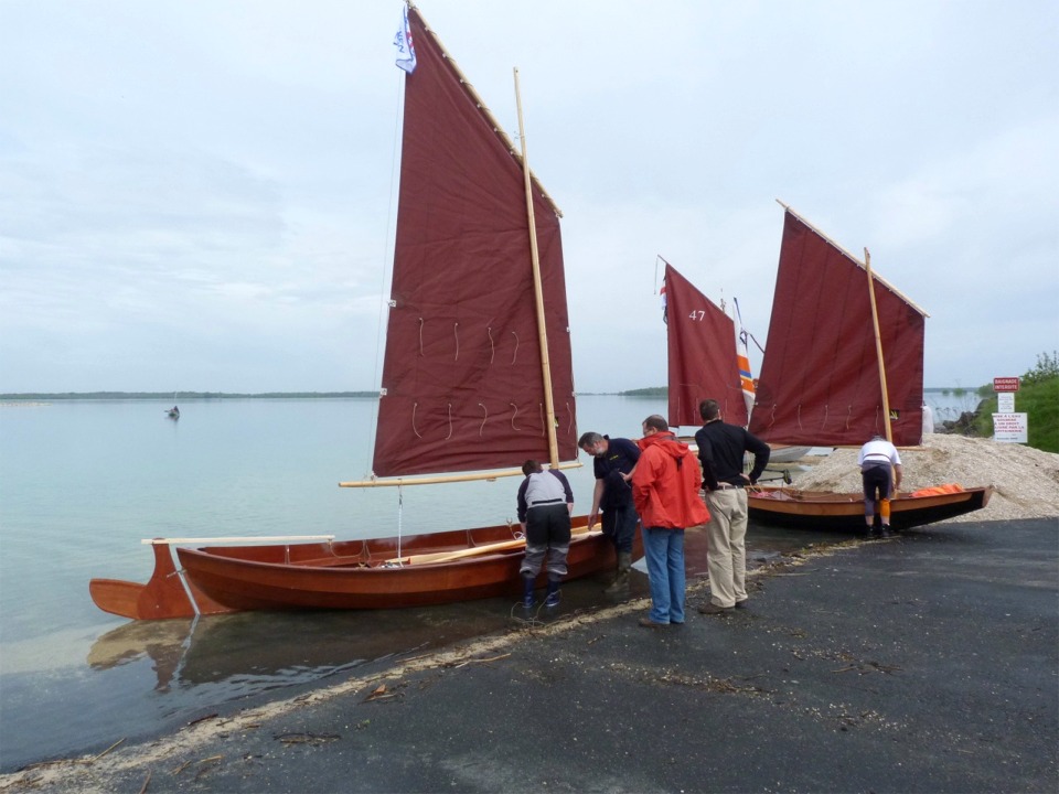 Je n'ai pas compté, mais j'ai bien l'impression que les voiles rouges étainent majoritaires pendant le week-end : en voici déjà trois sur cette image. 