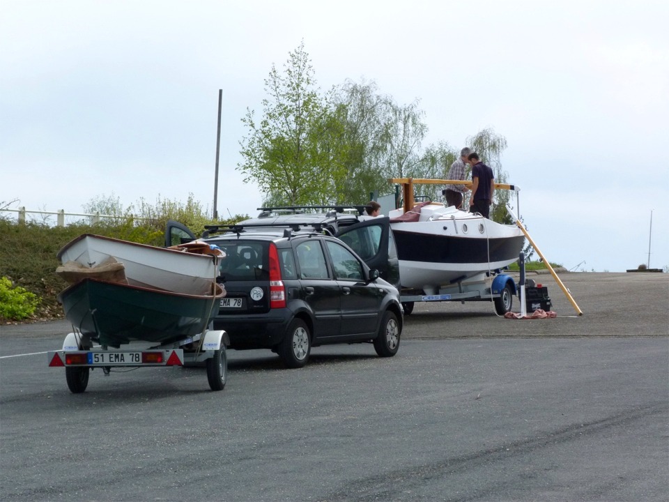 Arrivée des deux Skerry "Piff" et "Malo", derrière la puissante berline de Jean-David (Fiat Panda, sans publicité : la légèreté des deux bateaux permet de les tracter avec une puissance... modeste). Jean-David et Olivier furent mes premiers clients en "construction accompagnée" en avril-mai 2010.