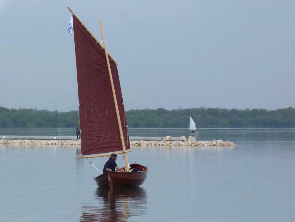 Malheureusement, j'ai mal choisi l'emplacement des vide-vite, et ils ne génèrent pas d'effet Venturi (d'aspiration, pour ceux qui n'ont pas suivi les Nouvelles), donc ils ne vident pas l'eau. Et comme je n'ai pas pensé à prendre de pompe, pas possible de vider les réservoirs de ballast sans une longue corvée d'écopage (j'aurais pu sortir le bateau de l'eau pour les vider par gravité, mais nous n'avons pas eu assez de temps pour le faire. 