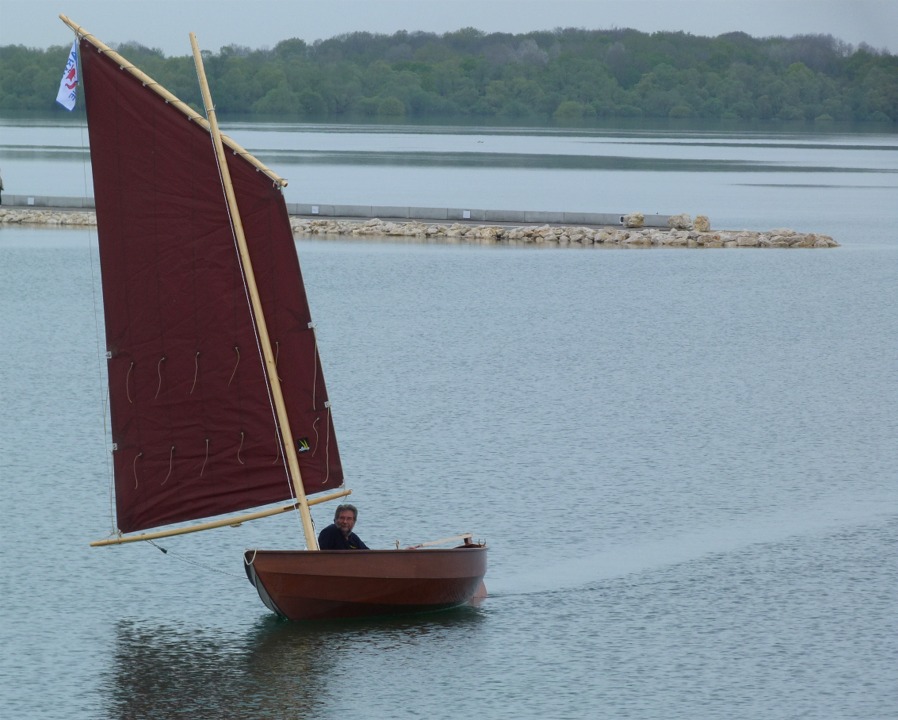 Retour à la cale de mise à l'eau pour accueillir les nouveaux arrivants. Le ballast est maintenant plein et avec une seule personne à bord, la carène est dans ou un peu au dessus de ses lignes. J'aurais un peu de barrière psychologique à m'installer ainsi sous le vent dans un Skerry, même avec si peu de vent, mais Gandalf est assez lourd pour que je me sente tout à fait à l'aise. 