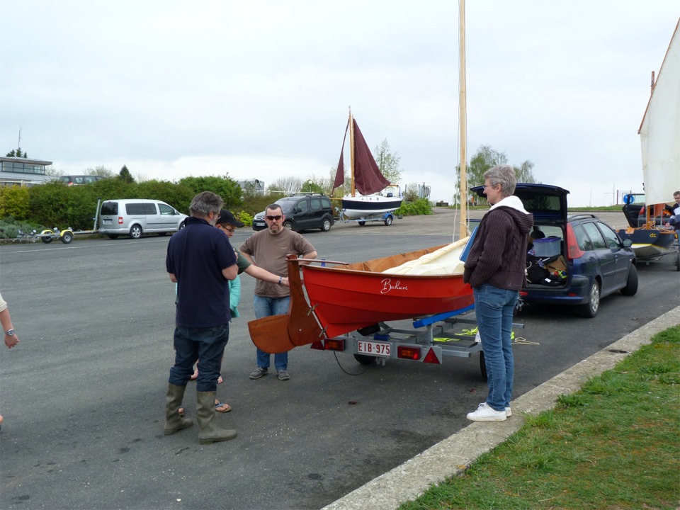 Benoît est arrivé de Liège avec son Skerry "Bahari", qu'il a réalisé en "construction accompagnée" à l'atelier en juillet dernier. Benoit n'a pas eu l'occasion de naviguer sur Bahari depuis lors. 