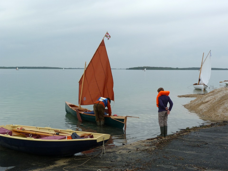 Urpekoa va prendre la mer (si l'on peut dire), et étrenner son nouveau gouvernail d'étambot, qui remplace une pagaie peu pratique. Notez les bérets et les couleurs basques... 