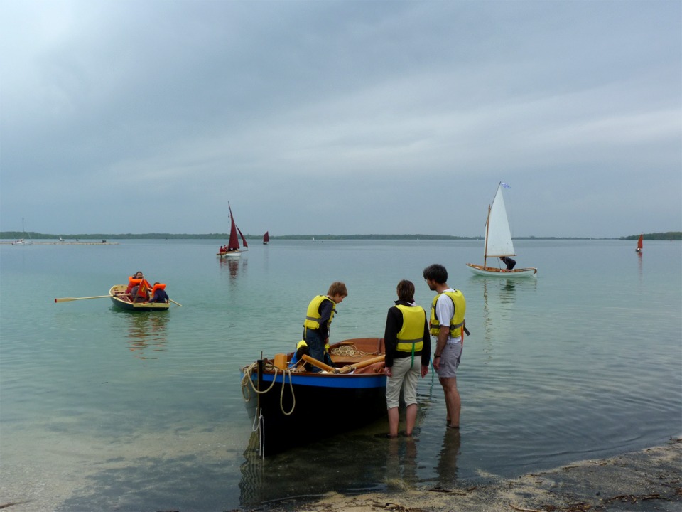 Tournepierre est lancé, et l'on aperçoit, de gauche à droite : Cotentin, Thema, Gandalf, La Marie Pupuce et Urpekoa. 