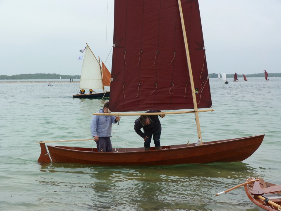 On voit qu'avec deux musclés à bord, et ballast plein, Gandalf est bien dans ses lignes, voire un peu trop chargé sur l'arrière : il faudra veiller à s'avancer un peu sur les sièges latéraux. J'installerai un long stick sur la barre définitive. 