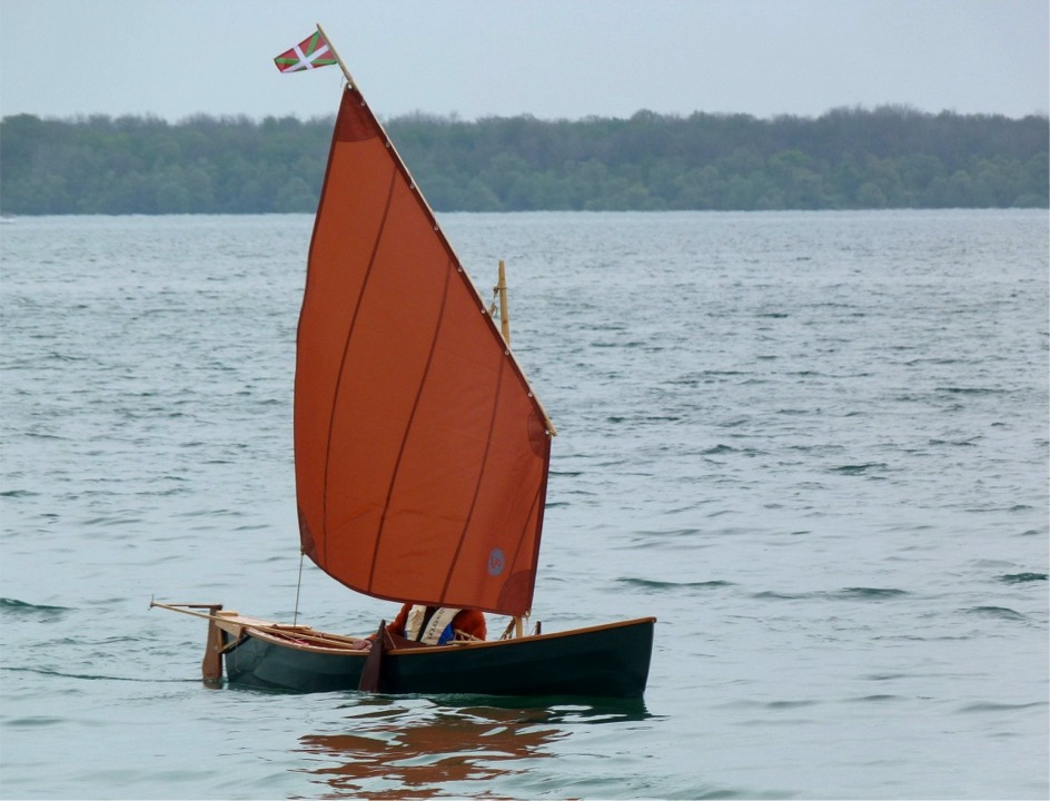 Urpekoa : il n'existe aucun kit "voile" pour le Cavelier, et Charles-Edouard a tout conçu et réalisé seul, à partir de cette petite misaine au tiers de prame, que j'avais prévue pour une Arwen.