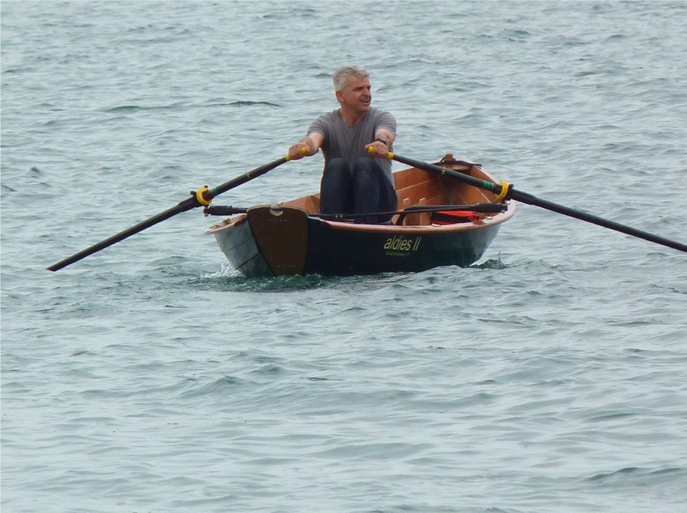 Martial nous rejoint sur l'eau avec son Doris 17 "Aldies II", sur lequel il a combiné l'installation d'un portant amovible Piantedosi et une version voile de son crû. Le portant est notamment installé par dessus le puits de la dérive pivotante. Malheureusement, le pied de mât était trop peu tenu sur l'arrière et le mât est tombé en avant en abîmant l'astucieux étambrai réversible. 